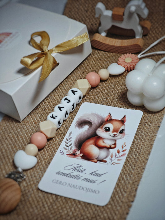 Rankų darbo personalizuotas vardinis čiulptuko laikiklis