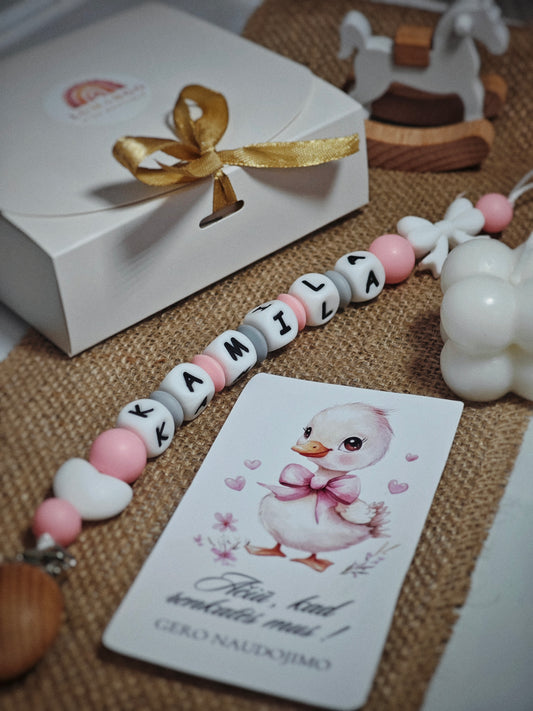 Rankų darbo personalizuotas vardinis čiulptuko laikiklis