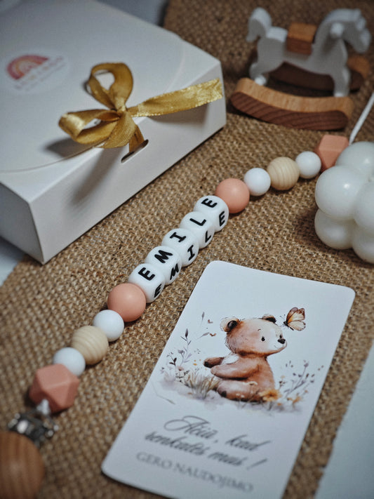 Rankų darbo personalizuotas vardinis čiulptuko laikiklis