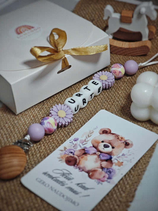 Rankų darbo personalizuotas vardinis čiulptuko laikiklis