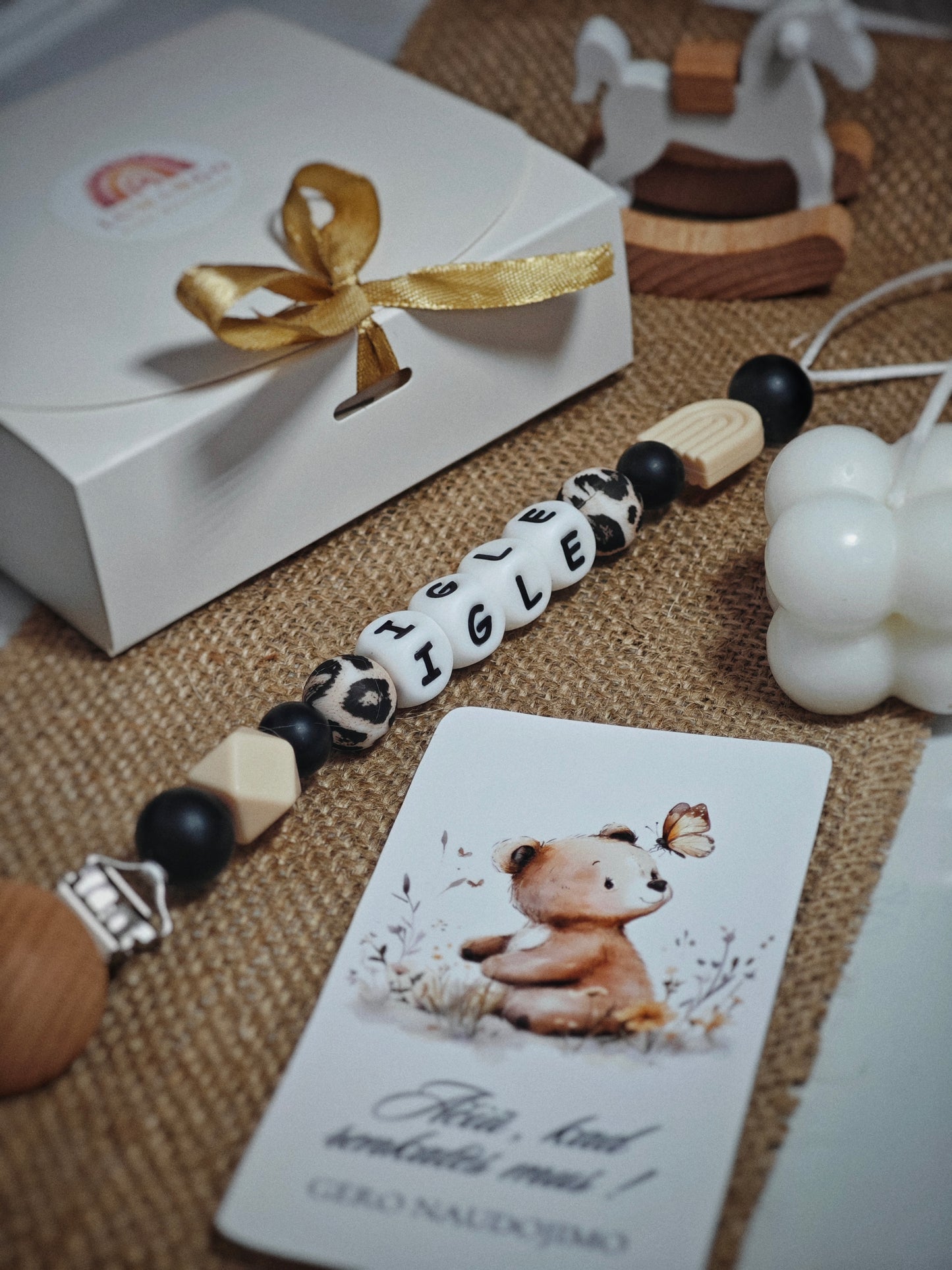 Rankų darbo personalizuotas vardinis čiulptuko laikiklis