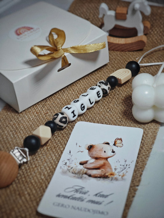 Rankų darbo personalizuotas vardinis čiulptuko laikiklis