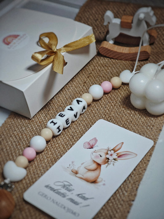 Rankų darbo personalizuotas vardinis čiulptuko laikiklis
