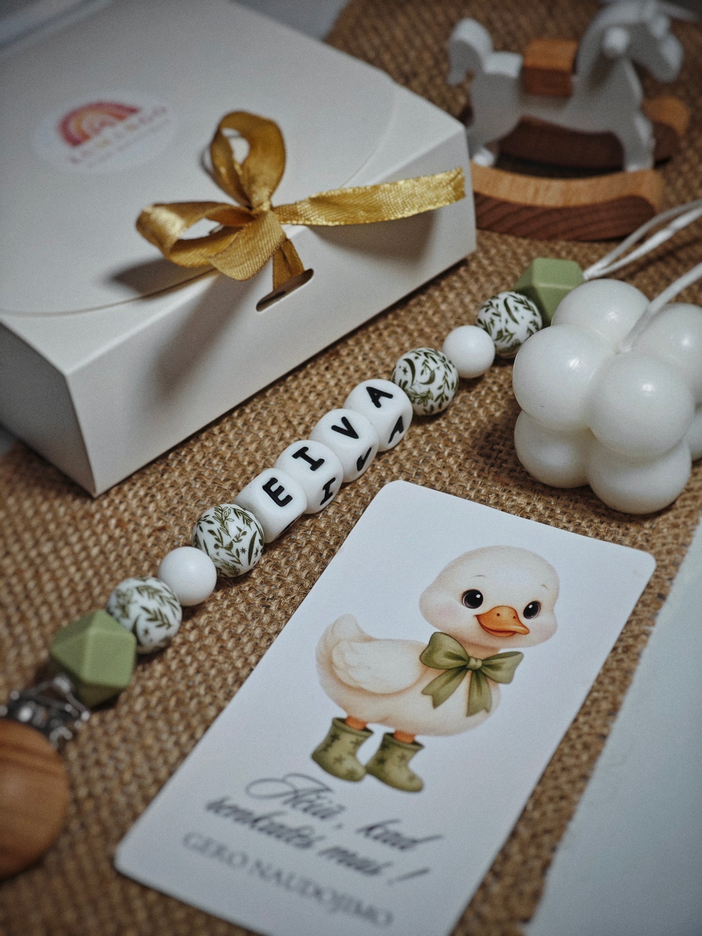 Rankų darbo personalizuotas vardinis čiulptuko laikiklis