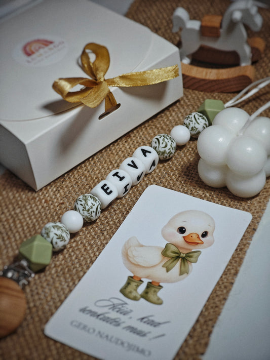 Rankų darbo personalizuotas vardinis čiulptuko laikiklis