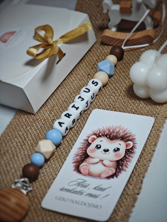Rankų darbo personalizuotas vardinis čiulptuko laikiklis