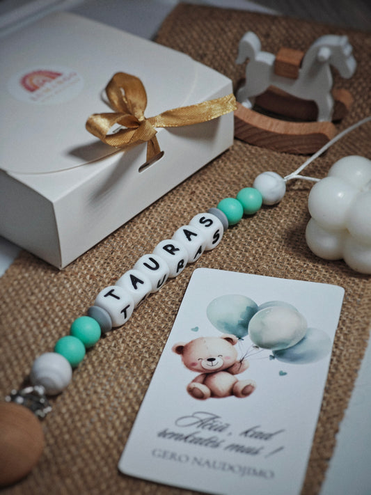 Rankų darbo personalizuotas vardinis čiulptuko laikiklis