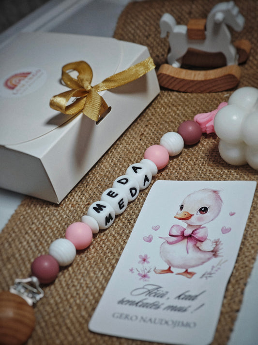 Rankų darbo personalizuotas vardinis čiulptuko laikiklis