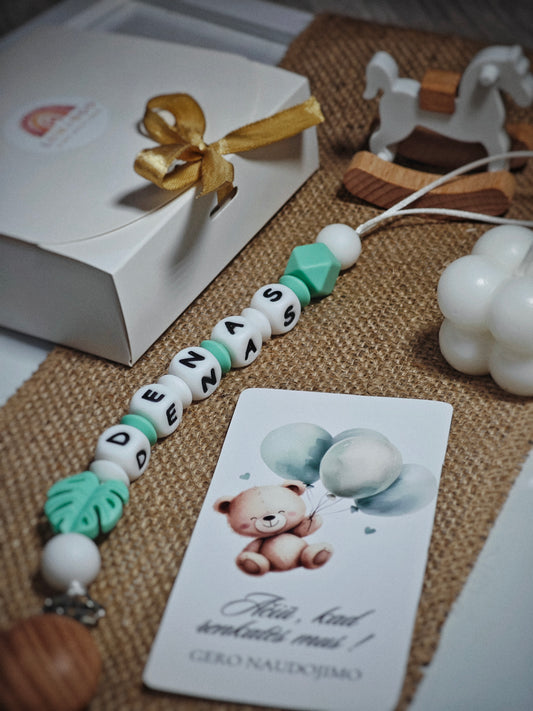 Rankų darbo personalizuotas vardinis čiulptuko laikiklis