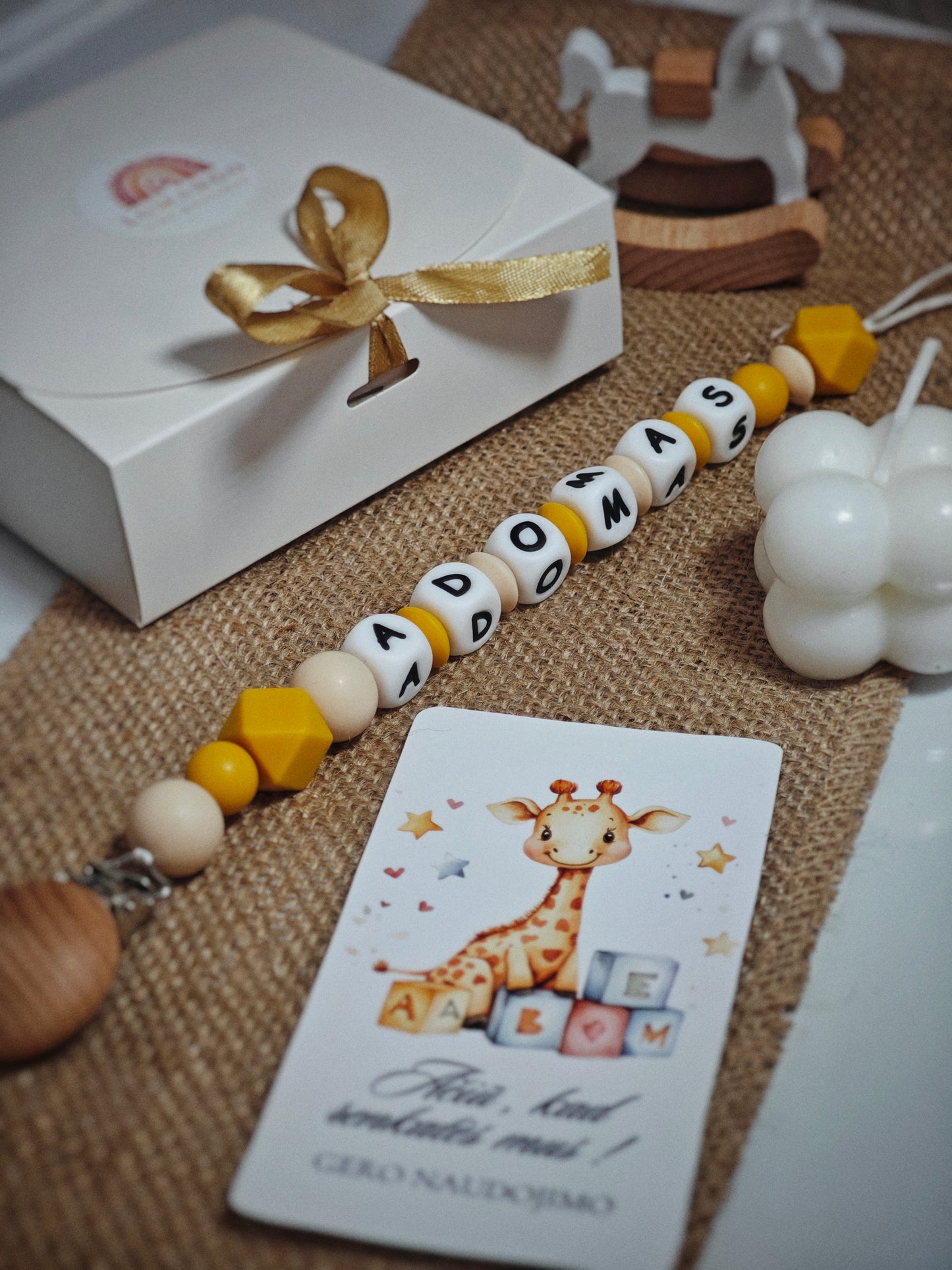 Rankų darbo personalizuotas vardinis čiulptuko laikiklis